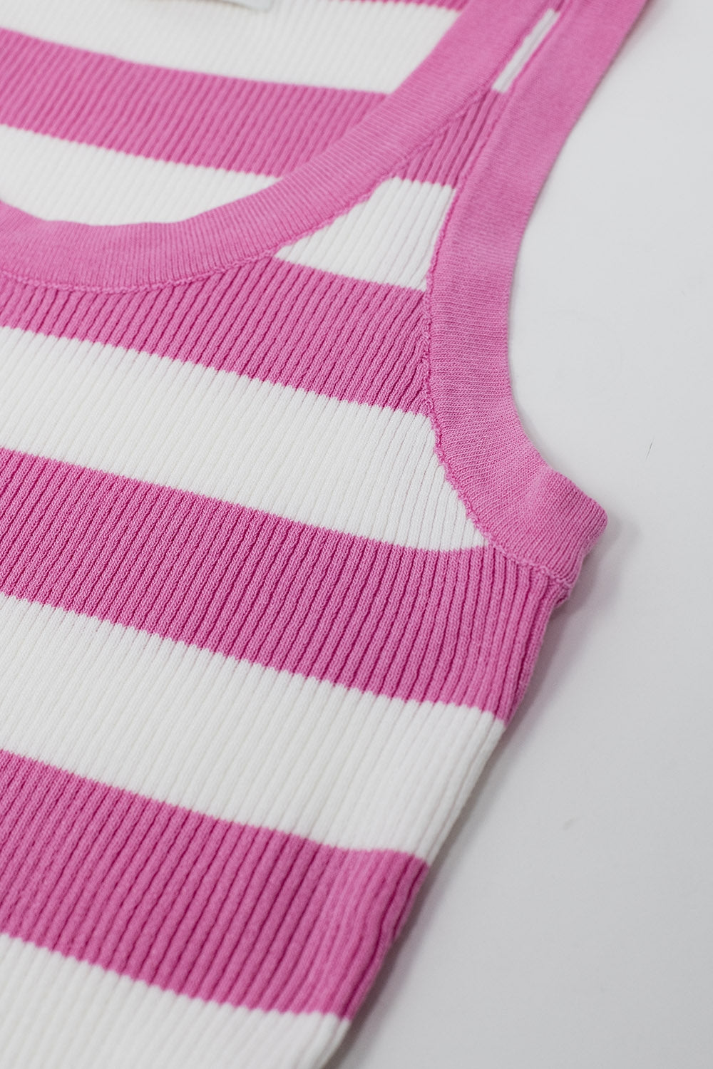 Tank Top cor-de-rosa com riscas largas em branco