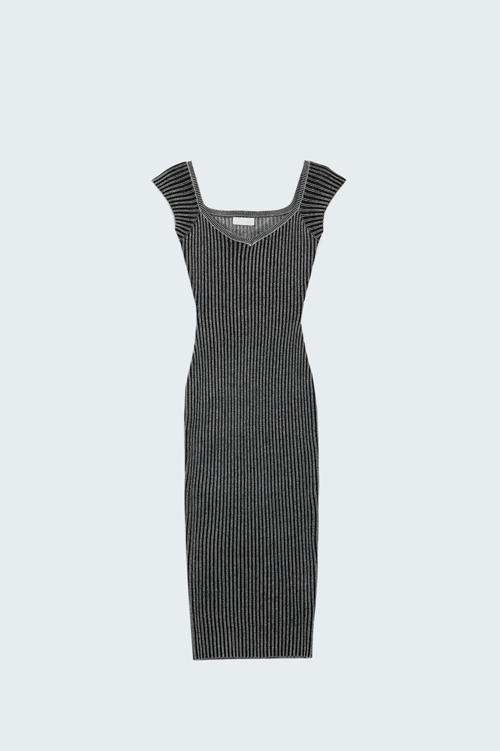 Vestido preto de corte curto com nervuras grossas e mangas curtas
