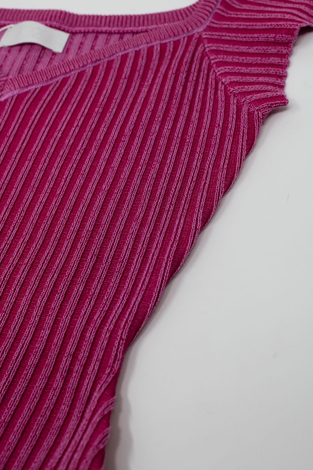 Vestido midi cor-de-rosa com nervuras grossas e mangas curtas