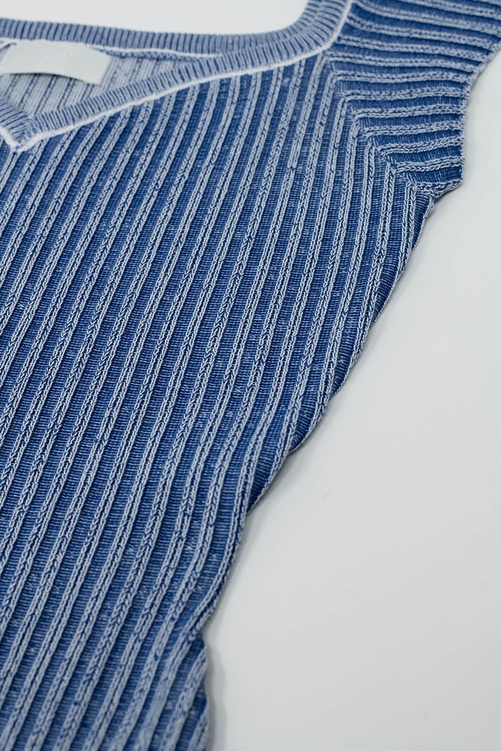 Vestido midi azul justo com mangas curtas em tecido canelado grosso