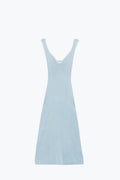 Vestido de verão de malha que abraça o corpo em azul claro com rebordo branco