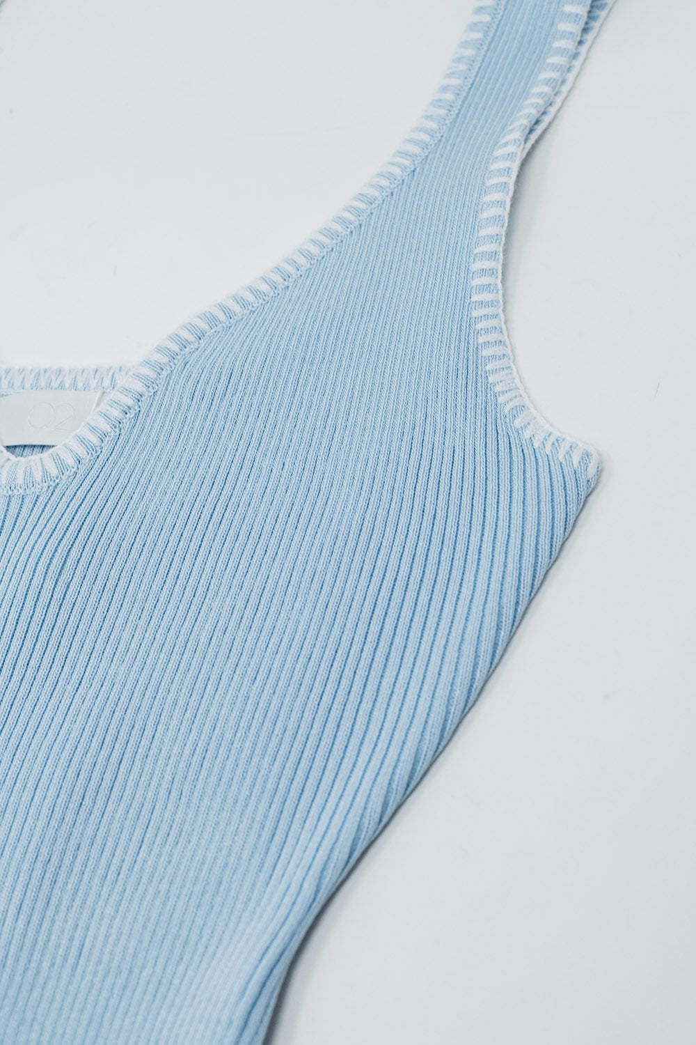Vestido de verão de malha que abraça o corpo em azul claro com rebordo branco