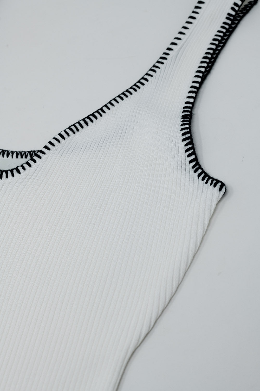 Vestido de malha de verão que abraça o corpo em branco com rebordo preto