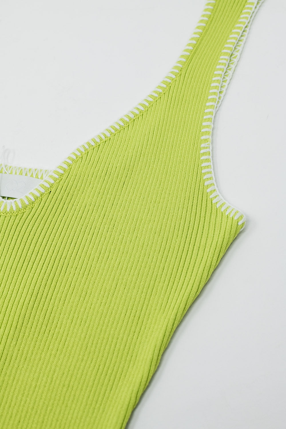 Vestido de verão em linha A que abraça o corpo em verde-lima com rebordo branco