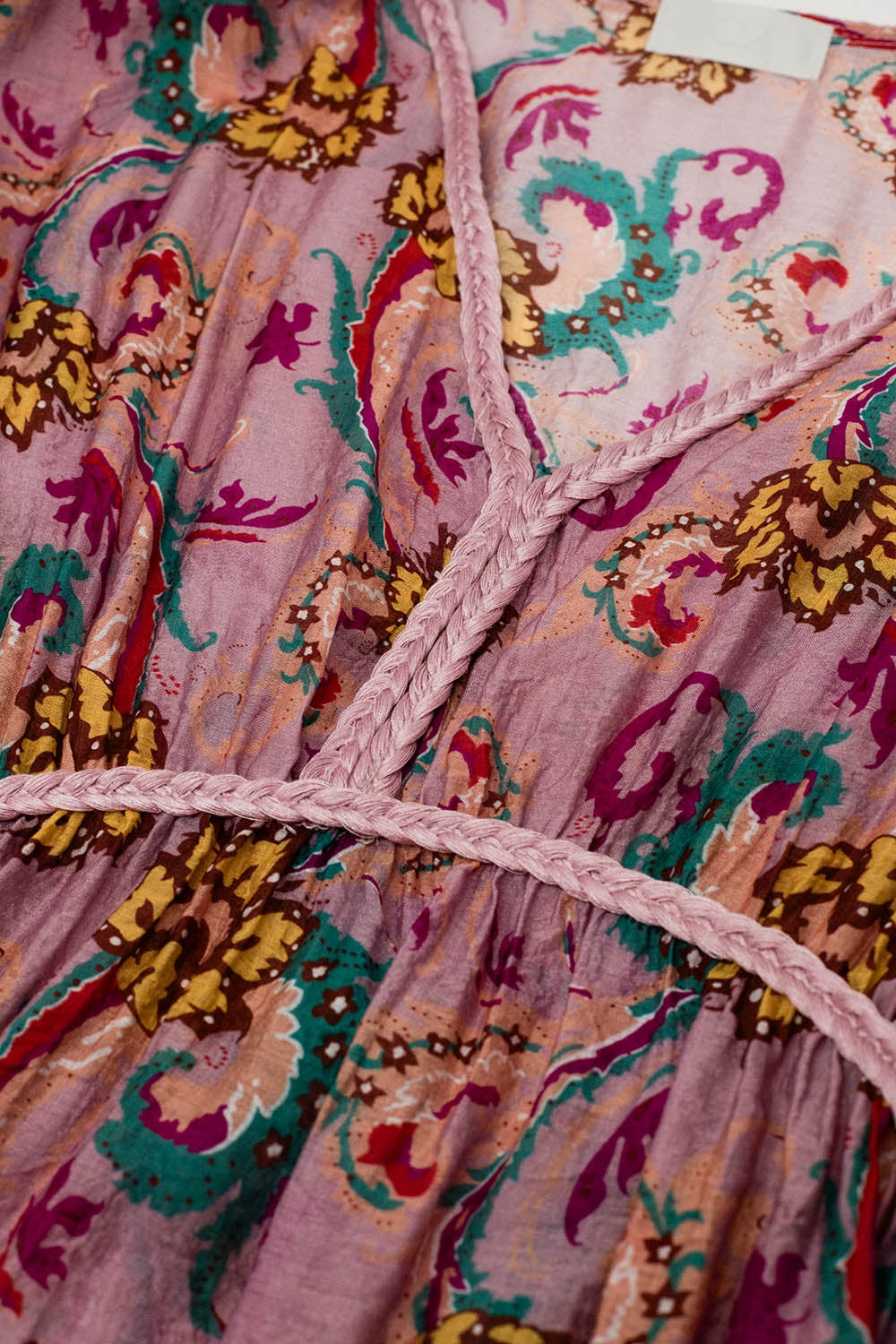 Vestido maxi em cor-de-rosa com costuras entrançadas e estampado de flores