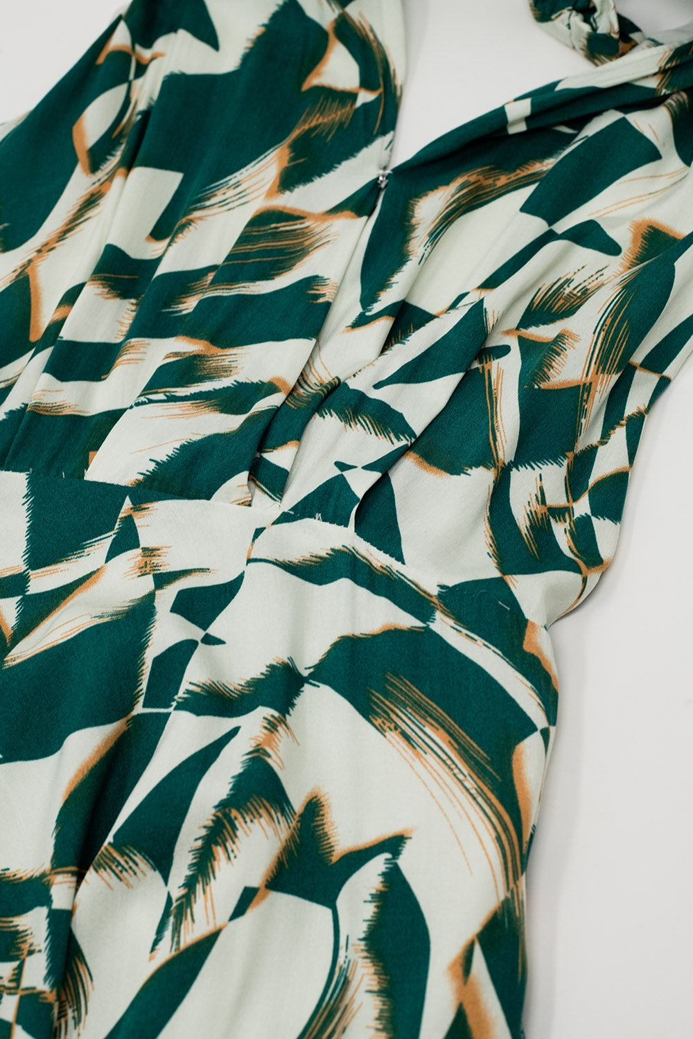 Vestido Midi Halter com cintura subida em estampado verde e branco abstrato