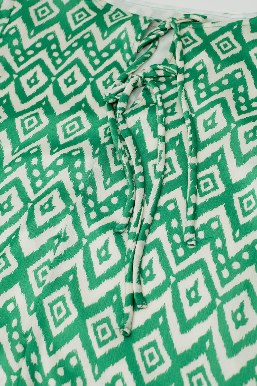 Vestido curto com pormenores de laço à frente em estampado étnico verde