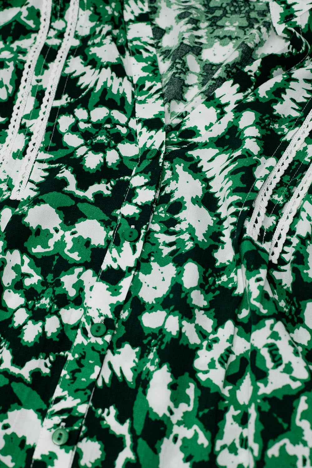 Vestido curto com estampado Tie Dye mangas compridas e rebordo de renda em verde