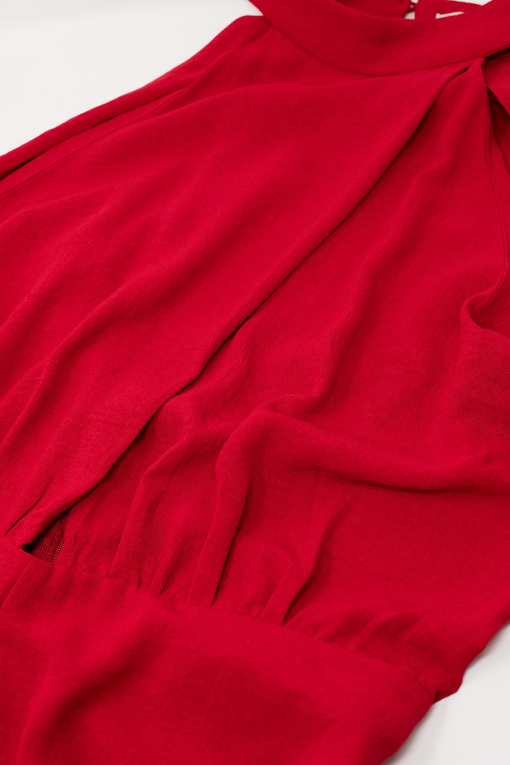 Macacão vermelho com decote halter cruzado