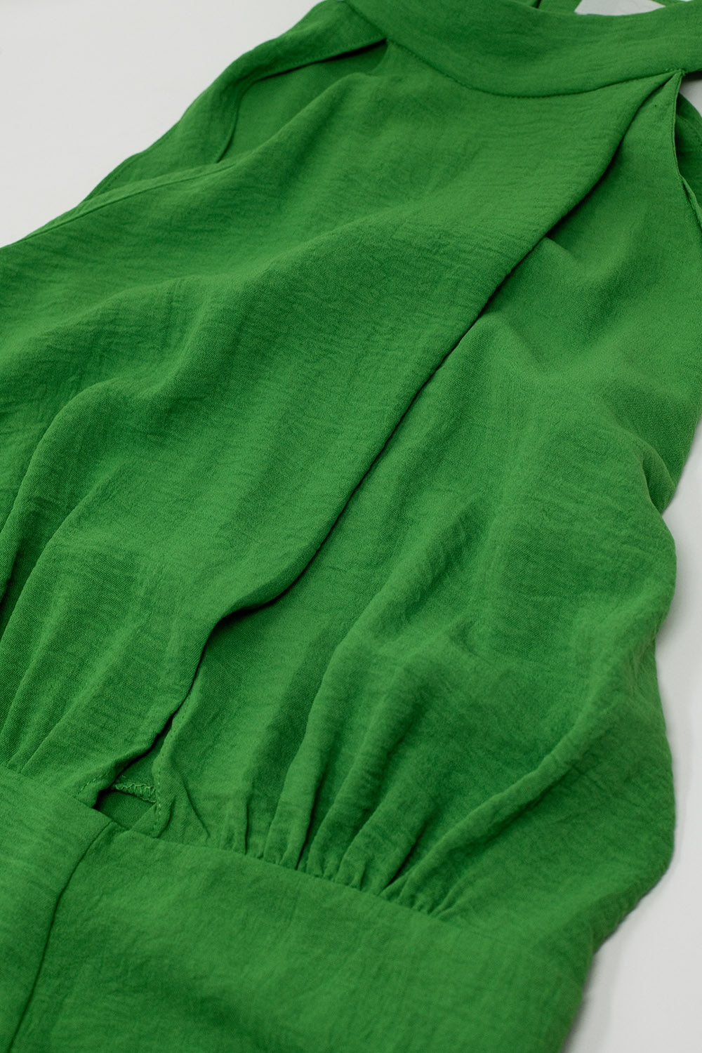Macacão verde com decote halter cruzado