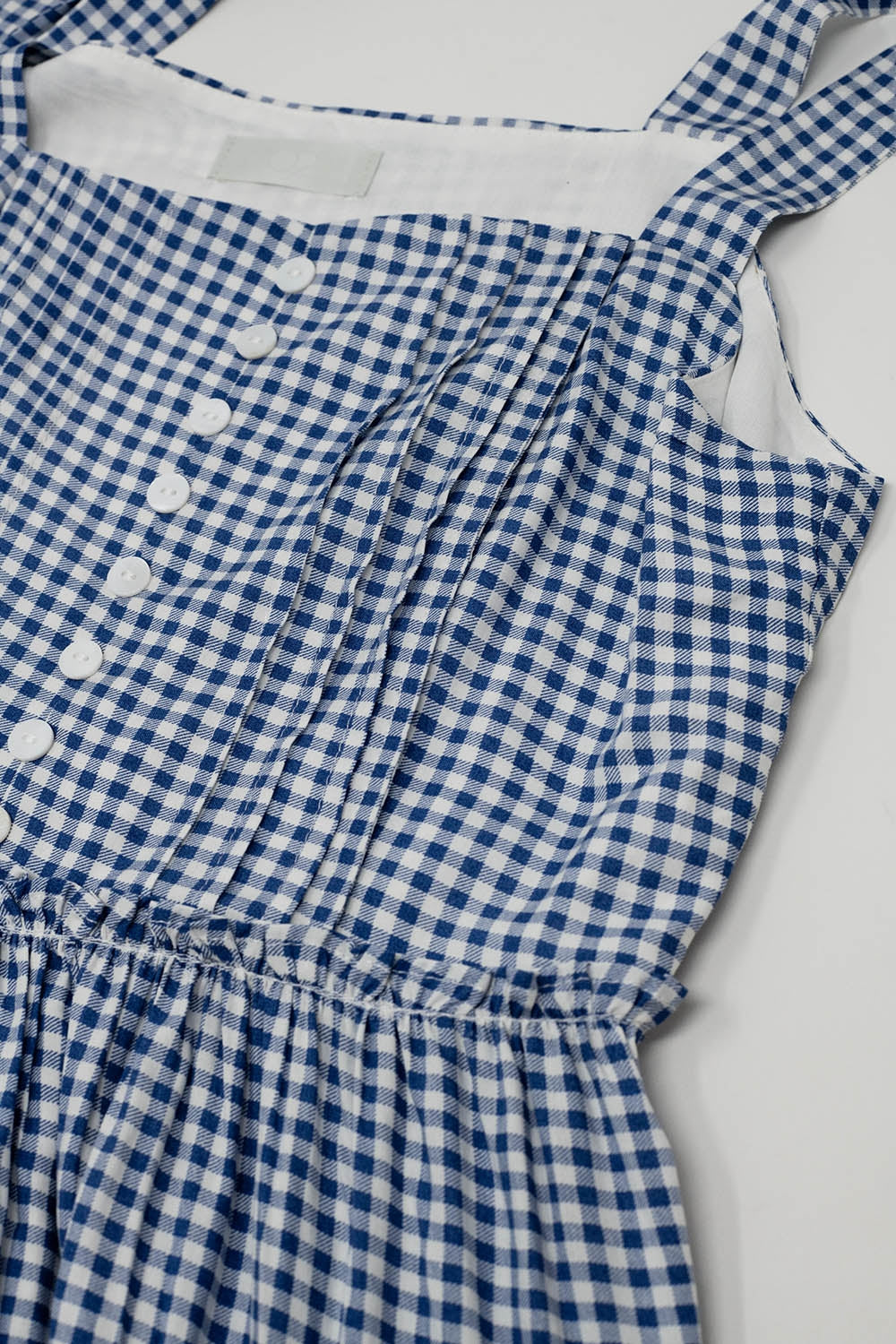 Vestido azul e branco em xadrez em linha A com alças ajustáveis
