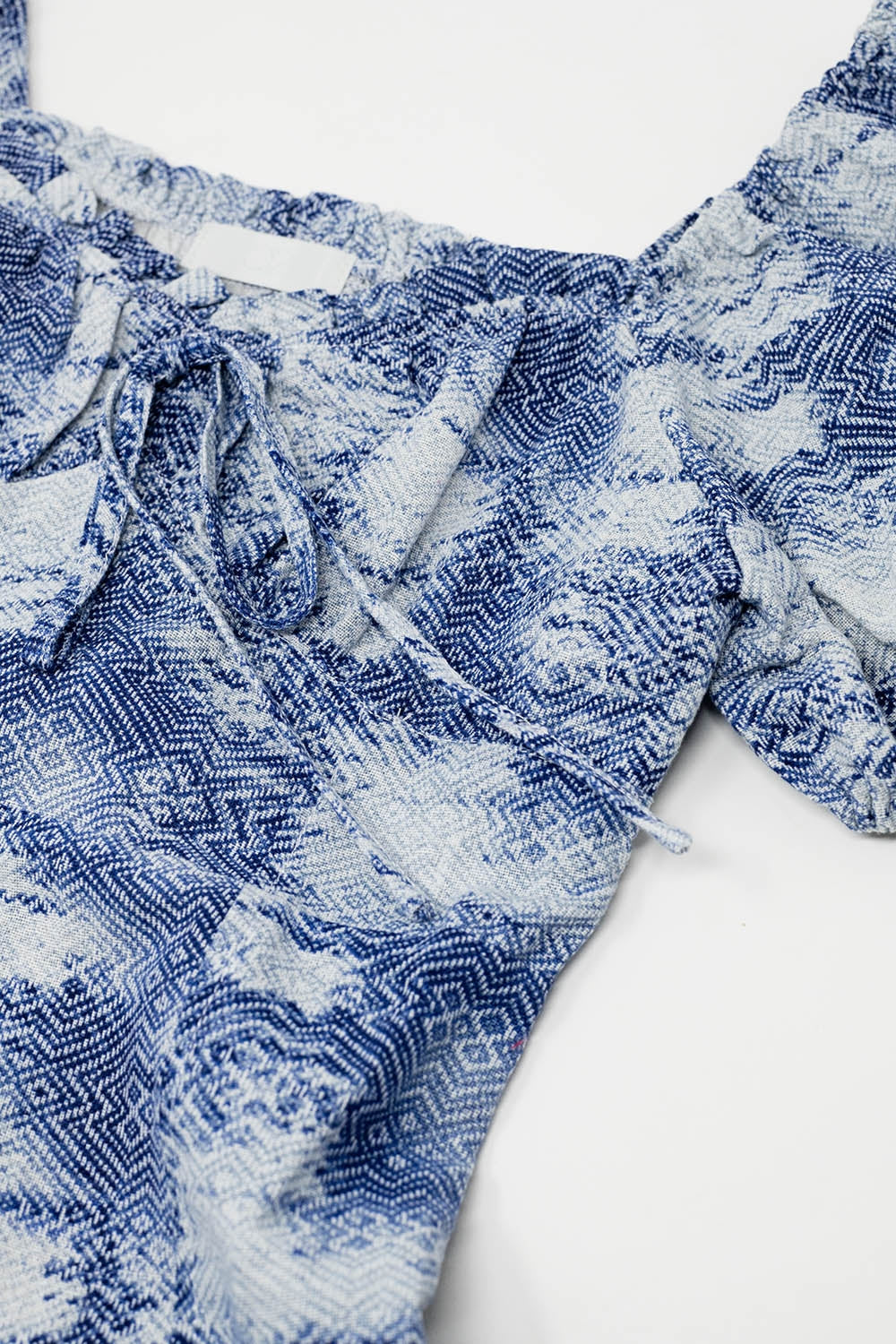 Vestido curto com mangas bufantes em estampado azul e branco abstrato