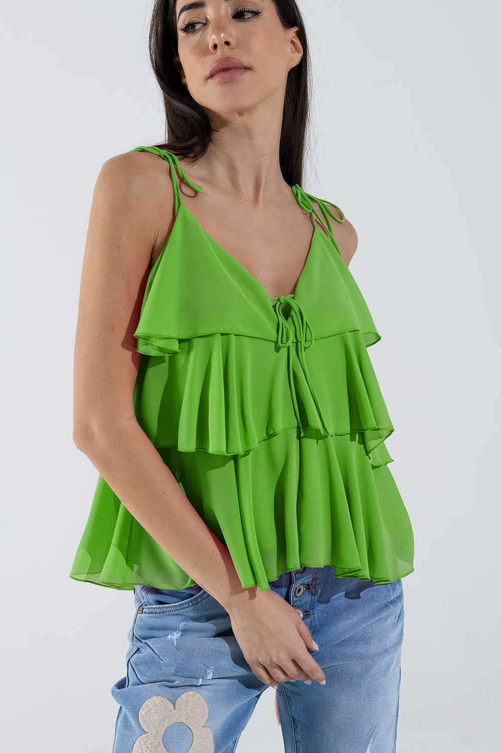 Top com folhos e alças finas em verde