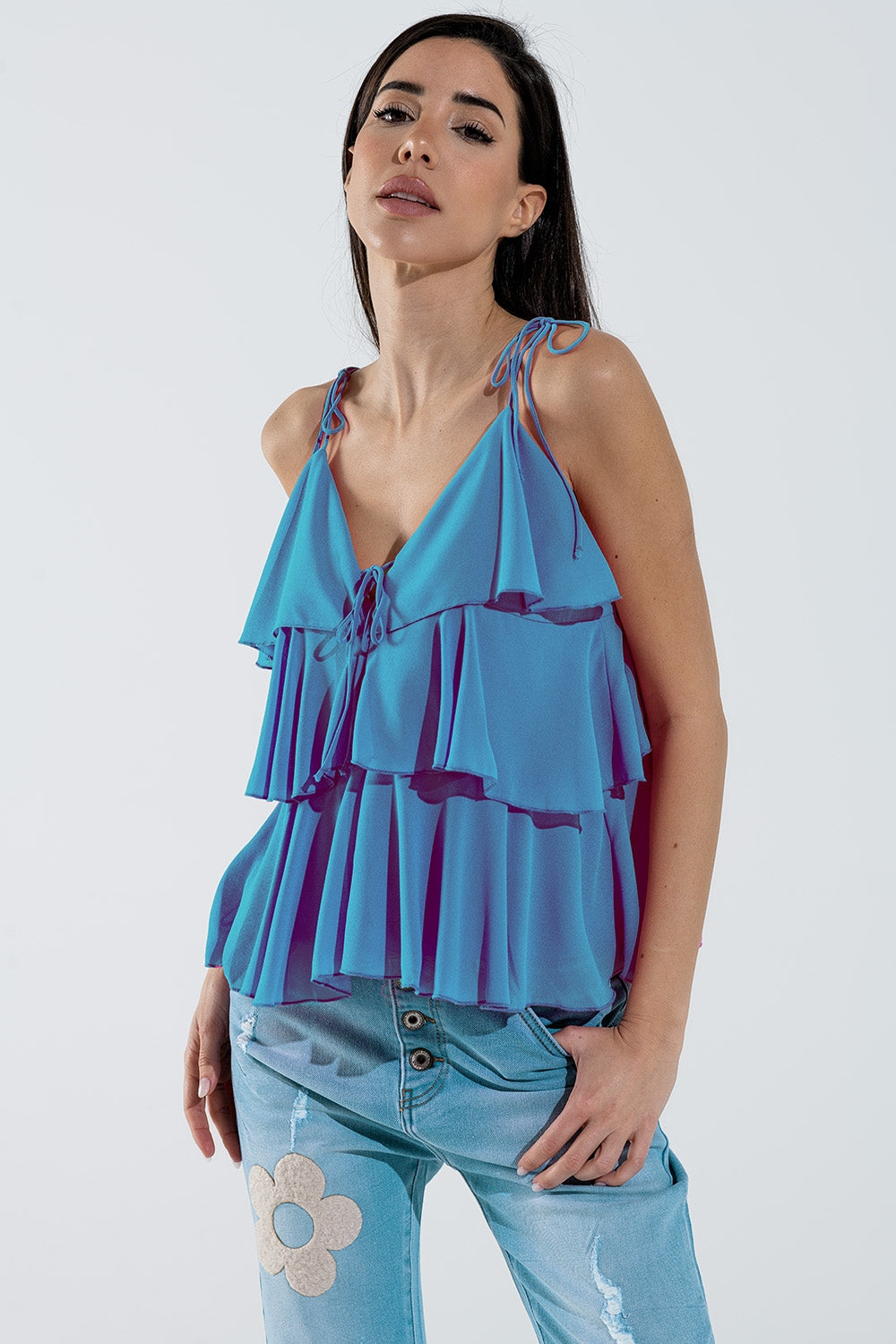 Top com folhos e alças finas em azul