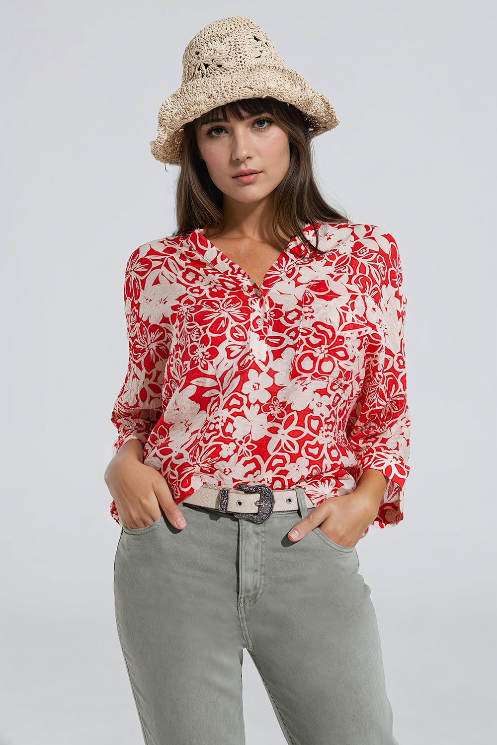 Blusa vermelha descontraída com estampado floral e mangas em sino