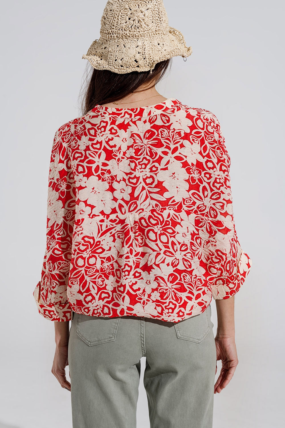 Blusa vermelha descontraída com estampado floral e mangas em sino