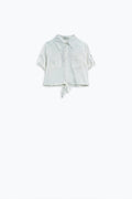 Blusa curta branca raso com bolsos no peito e cordões na parte inferior