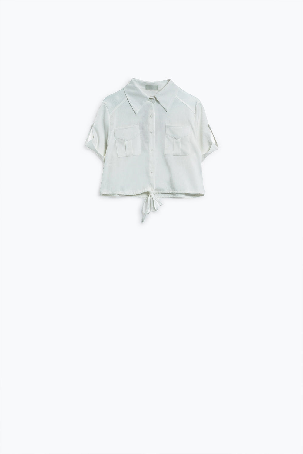 Blusa curta branca raso com bolsos no peito e cordões na parte inferior