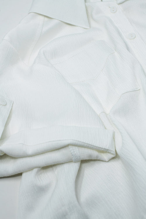 Blusa curta branca raso com bolsos no peito e cordões na parte inferior