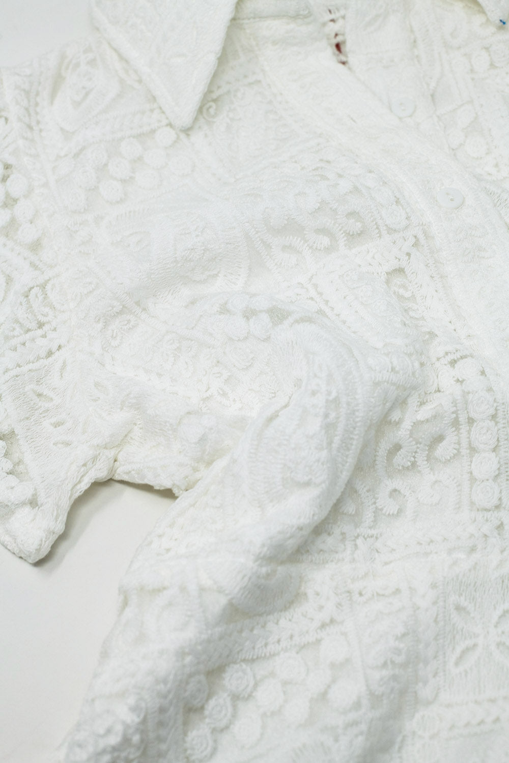 Camisa pólo croché branca com fecho de botões