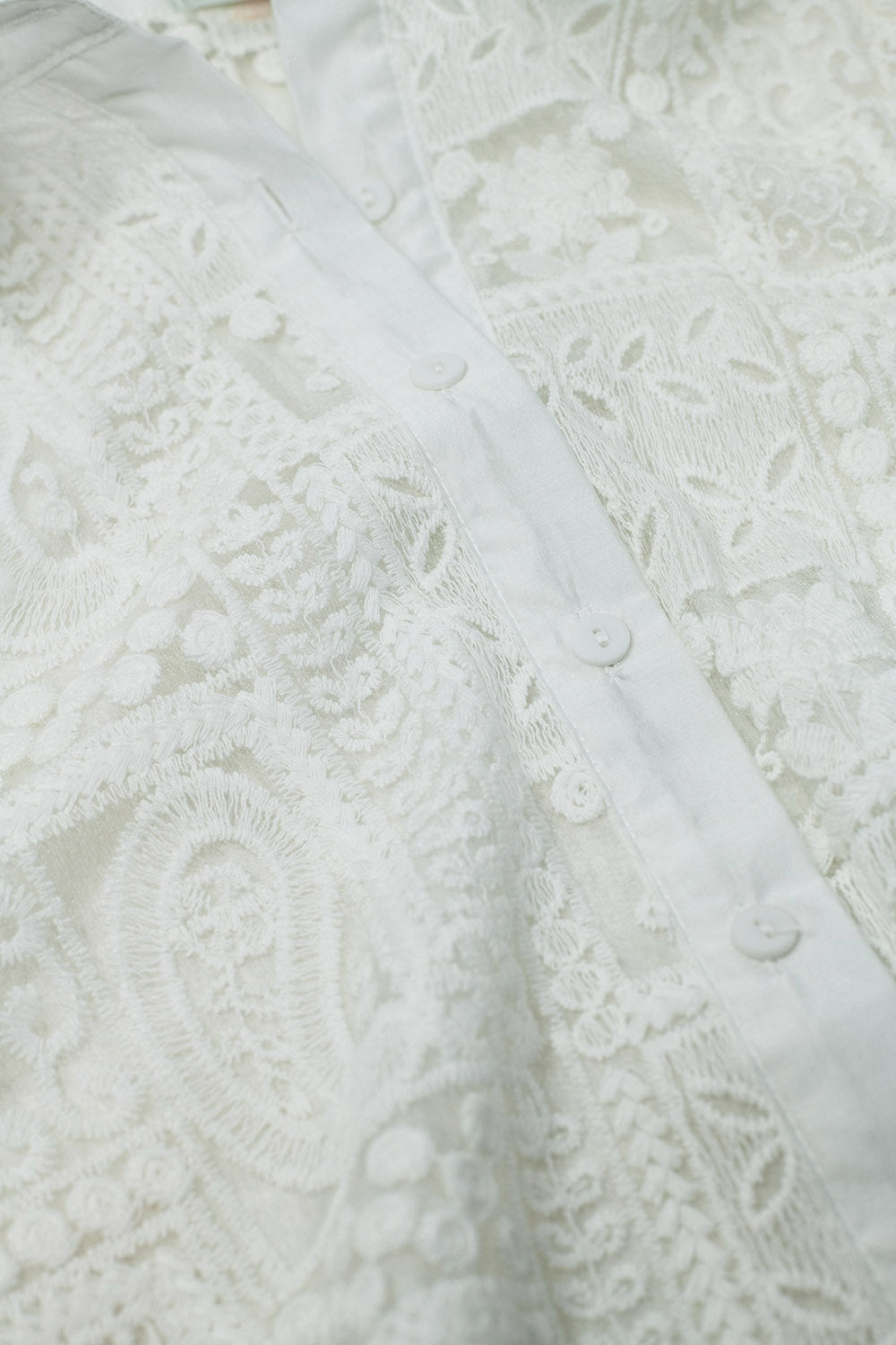 Blusa branca de manga comprida estilo croché