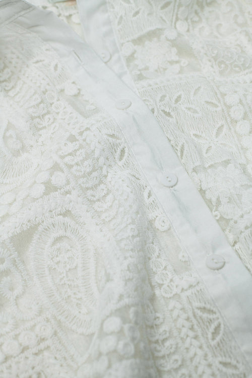 Blusa branca de manga comprida estilo croché