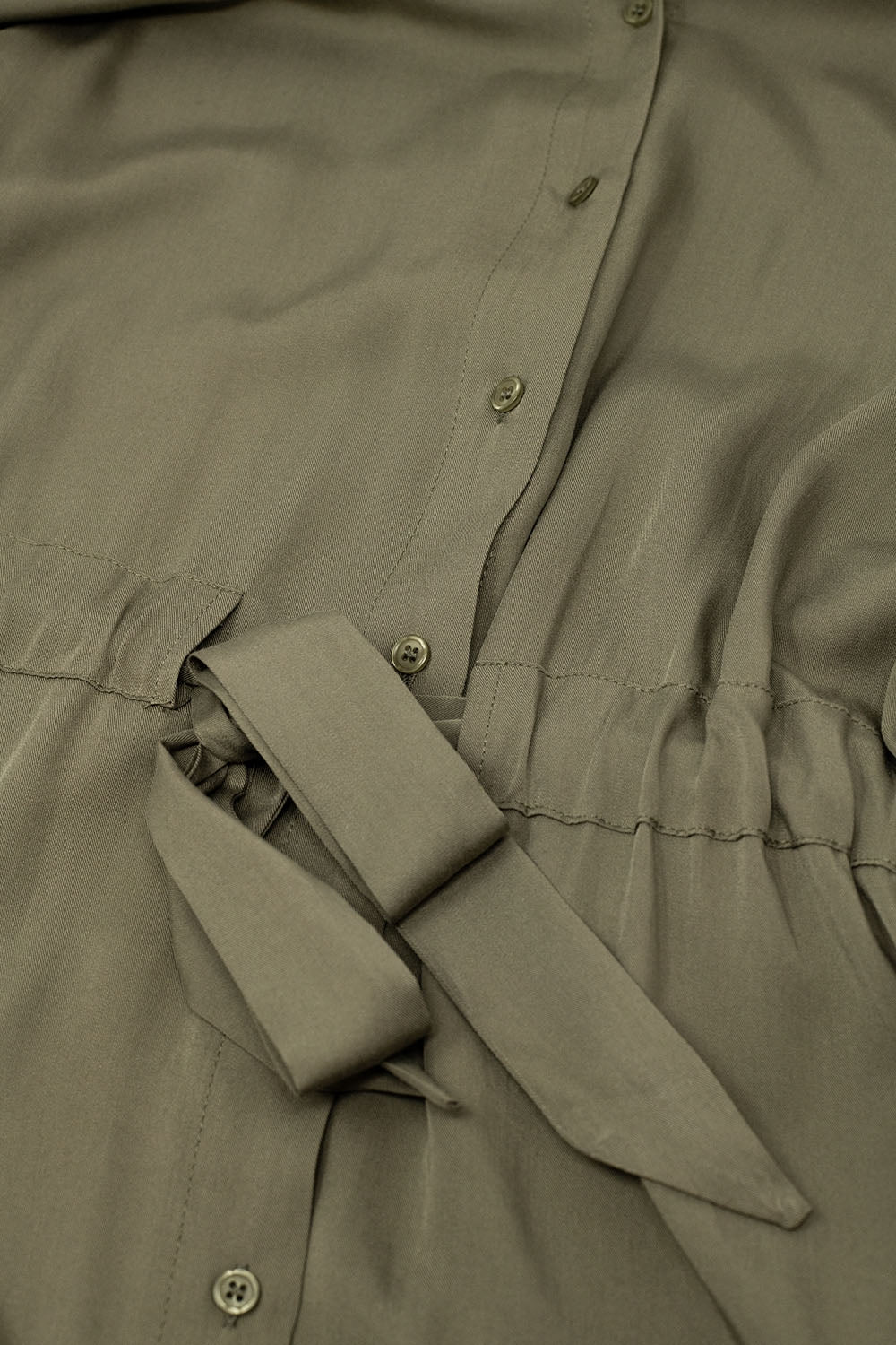 Vestido fluido com botões cinto e bolsos laterais