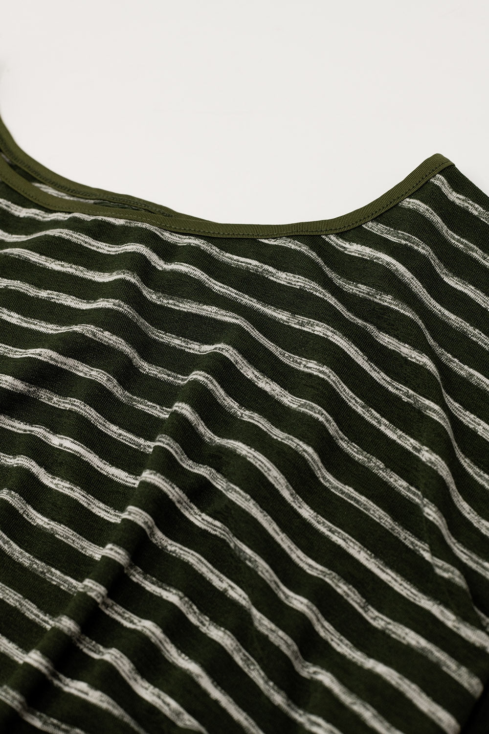 T-shirt de riscas descontraída em caqui com pormenor aberto nas costas