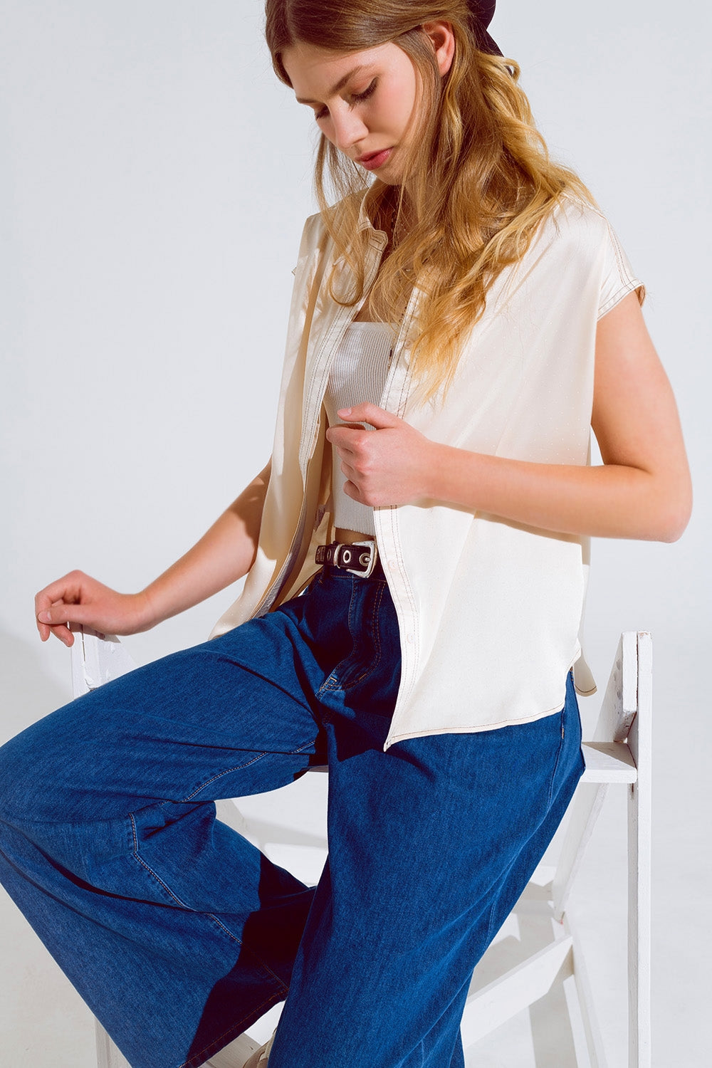Blusa sem mangas com gola polo em bege