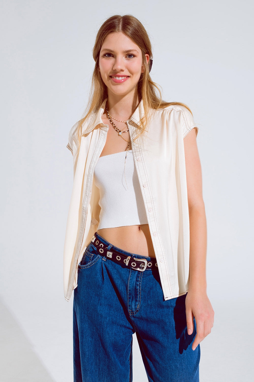Blusa sem mangas com gola polo em bege