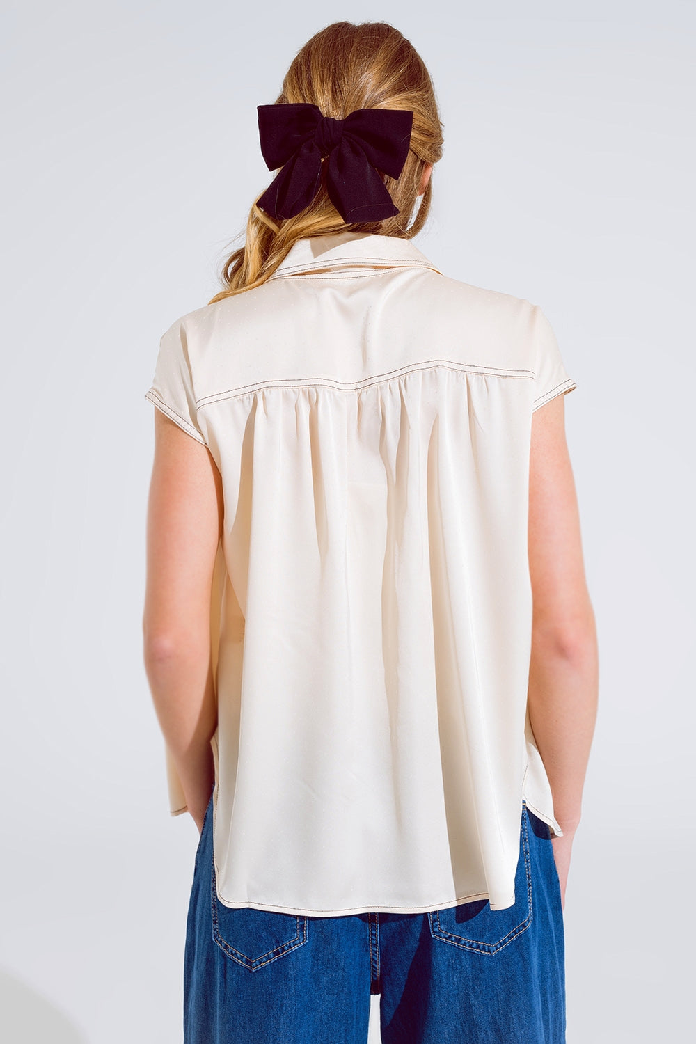 Blusa sem mangas com gola polo em bege