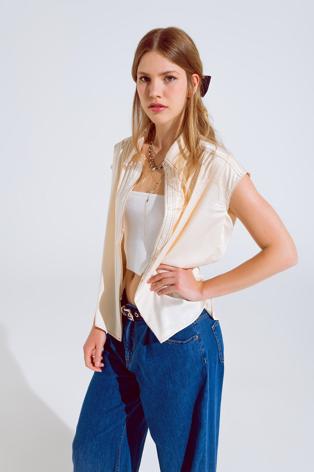 Blusa sem mangas com gola polo em bege