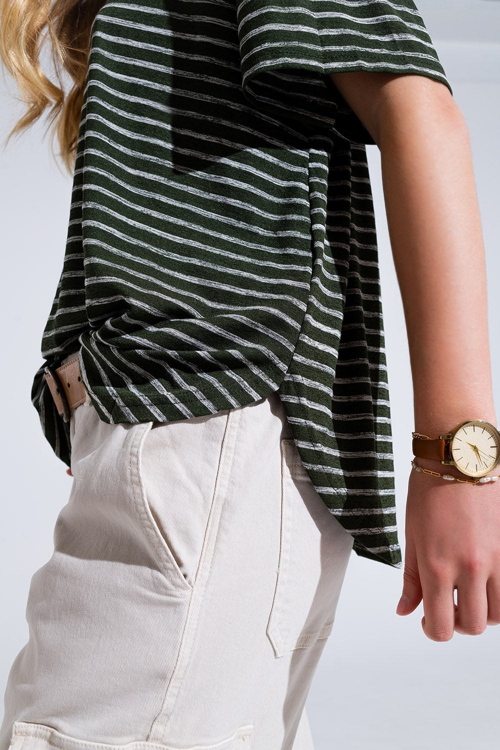 T-shirt às riscas de tamanho Relaxed com gola redonda em caqui
