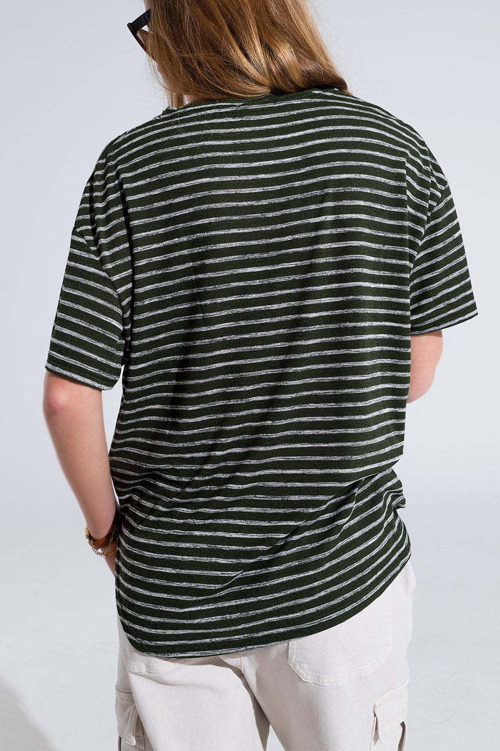 T-shirt às riscas de tamanho Relaxed com gola redonda em caqui