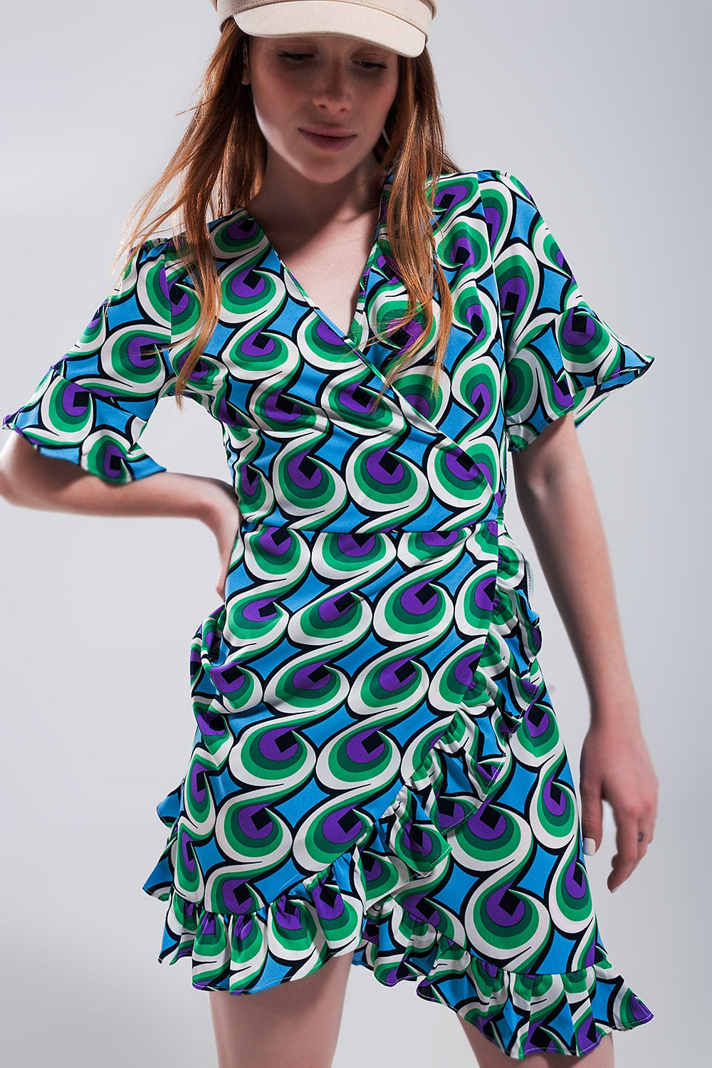 Vestido curto em cruz azul com rufos na bainha e estampa estilo dos anos 70