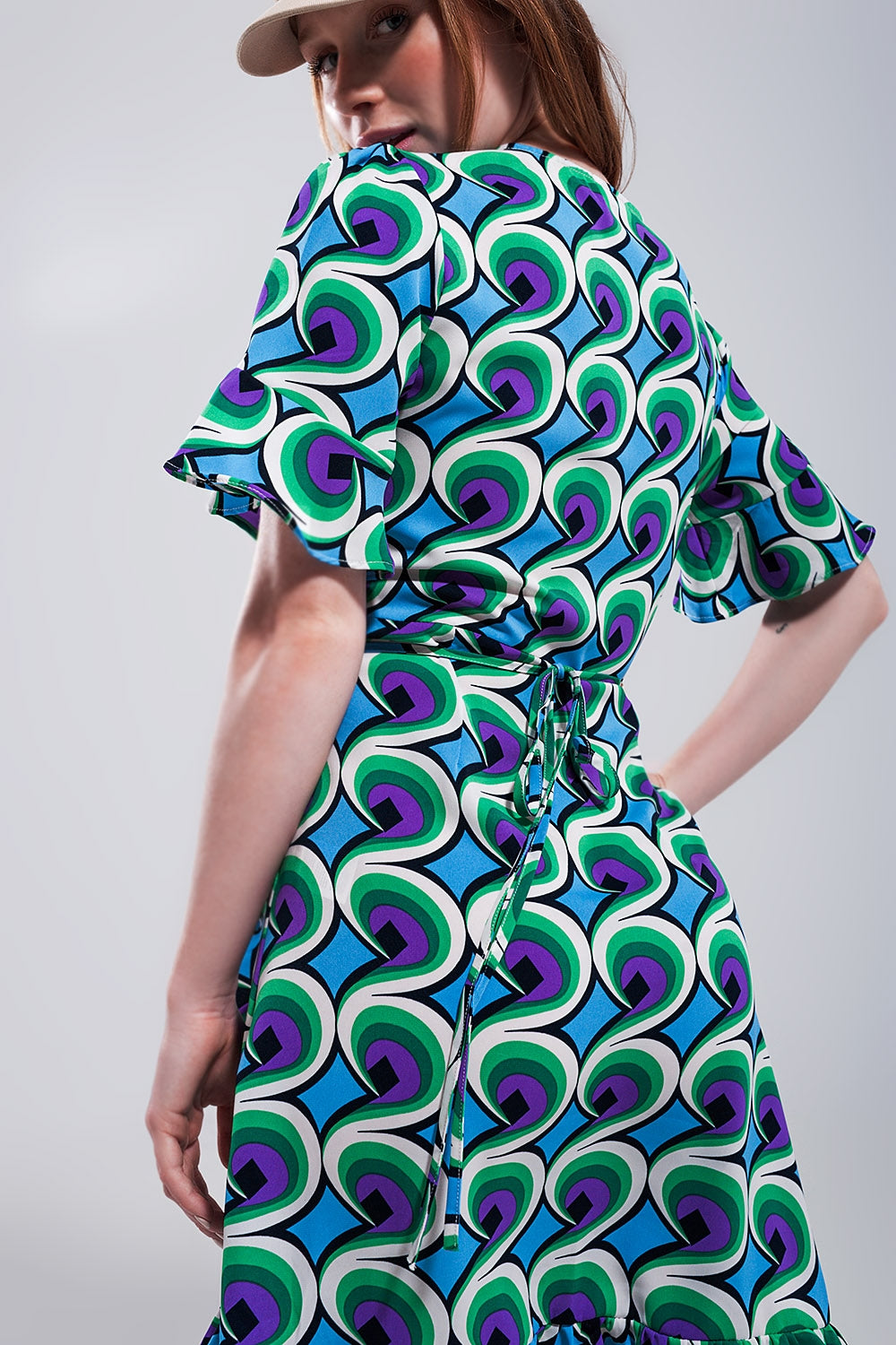 Vestido curto em cruz azul com rufos na bainha e estampa estilo dos anos 70