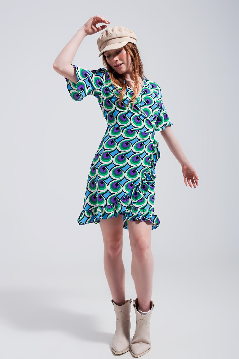 Vestido curto em cruz azul com rufos na bainha e estampa estilo dos anos 70