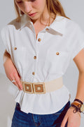 Camisa branca com botões e bolsos no peito