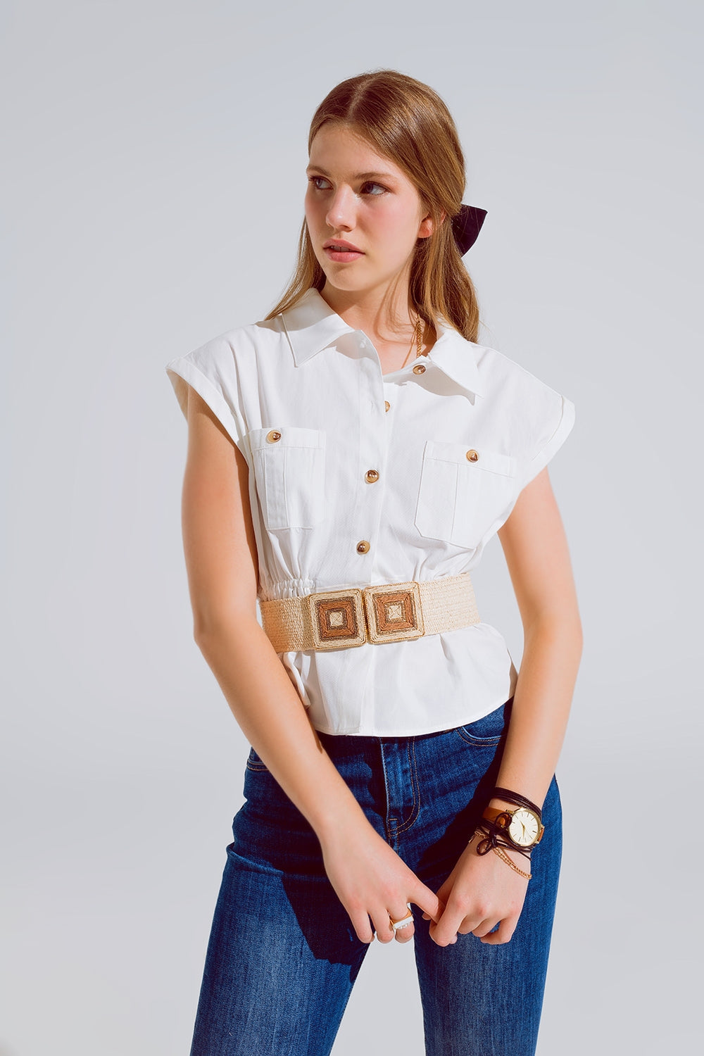 Camisa branca com botões e bolsos no peito