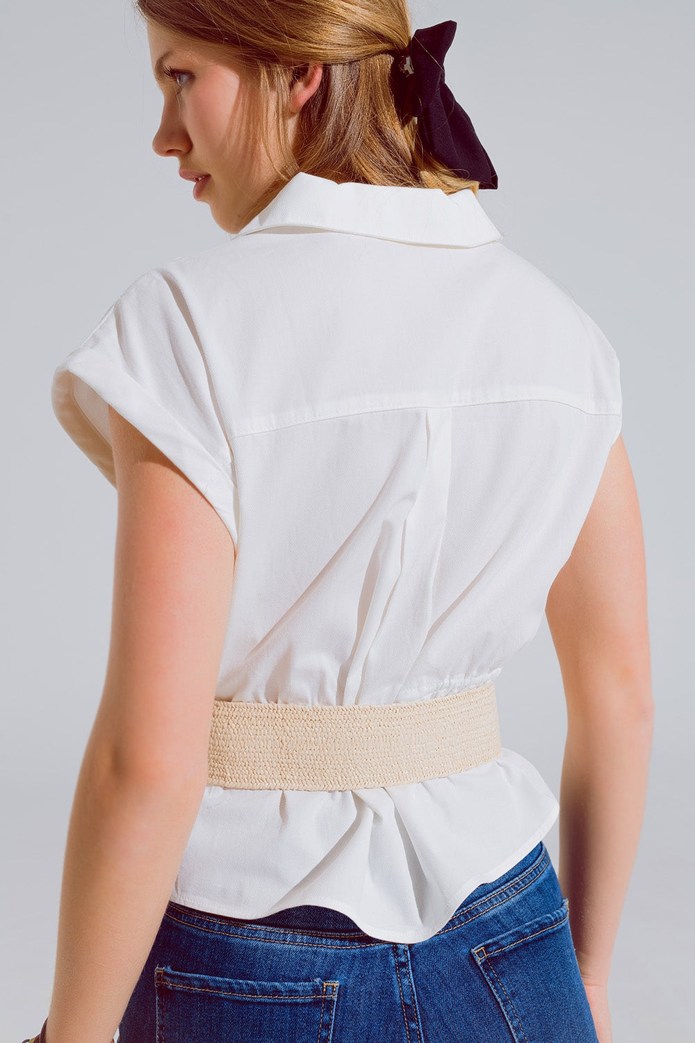 Camisa branca com botões e bolsos no peito