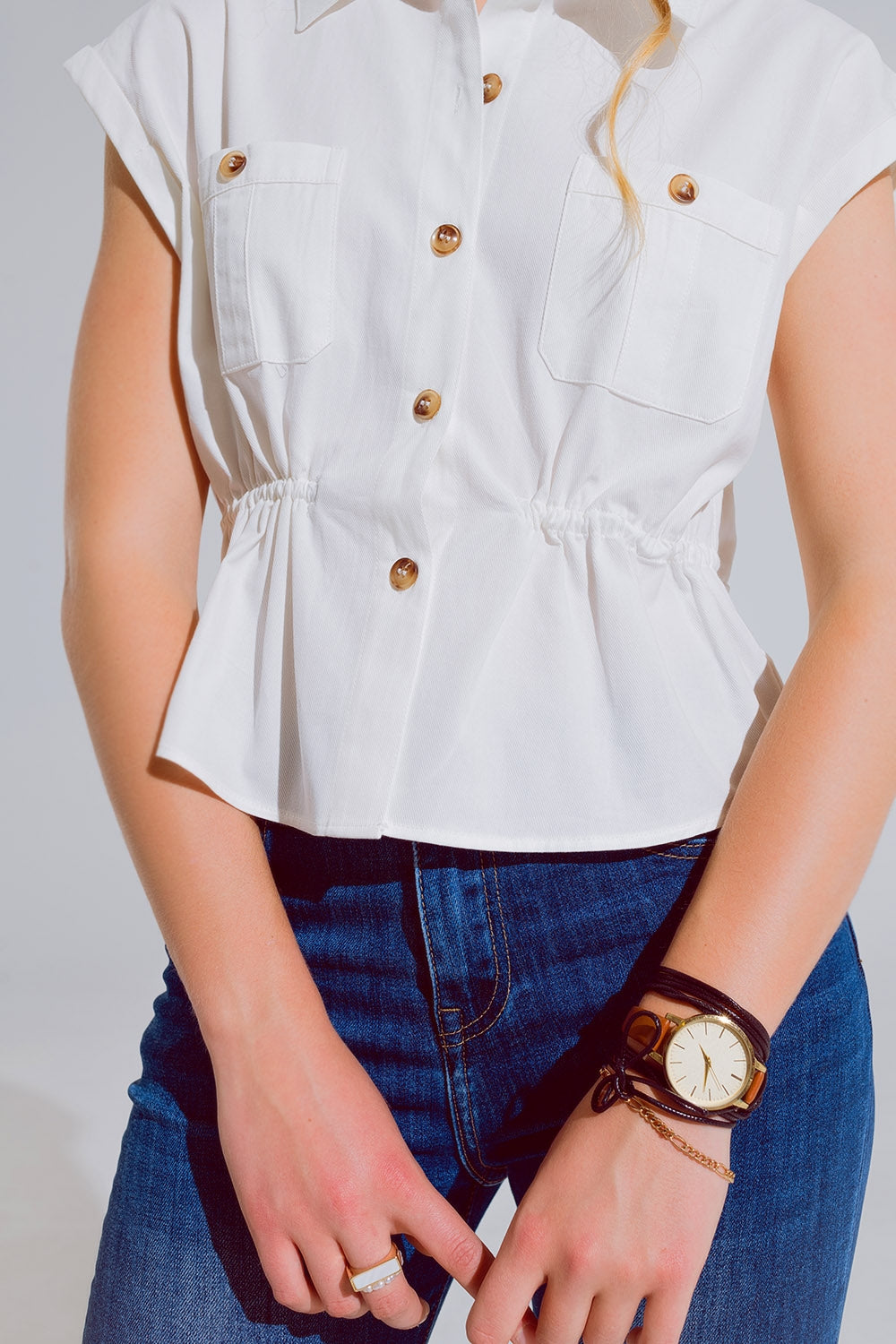 Camisa branca com botões e bolsos no peito