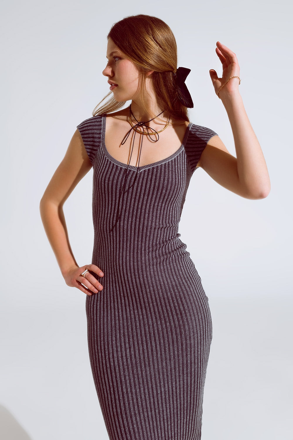 Vestido preto de corte curto com nervuras grossas e mangas curtas