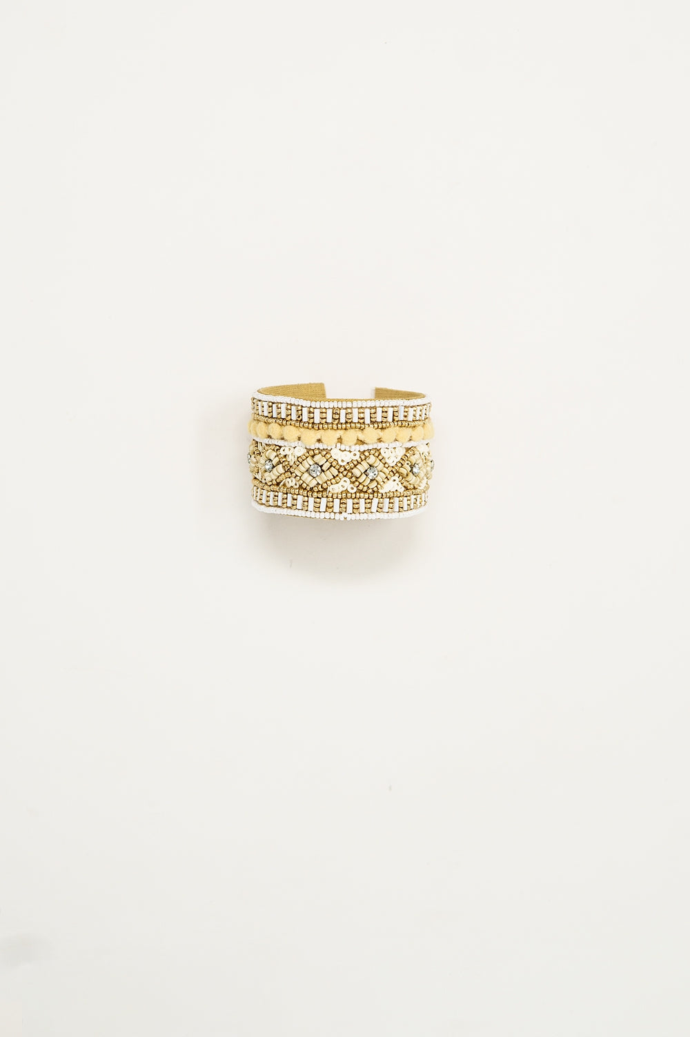 Pulseira aberta em creme com adornos em branco e bege