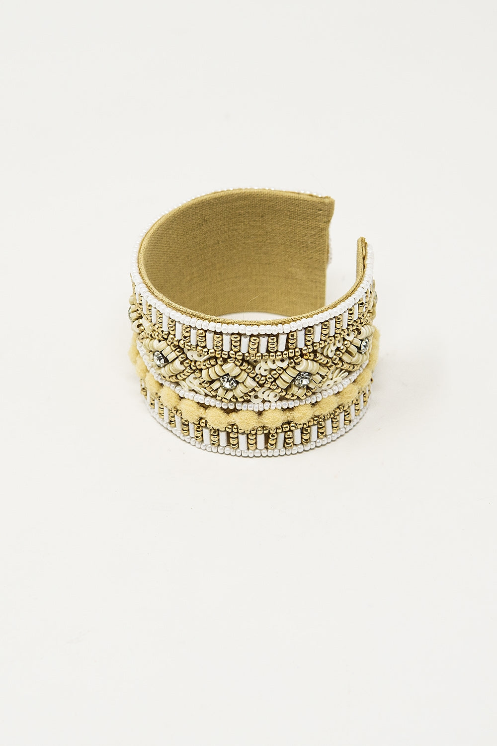 Pulseira aberta em creme com adornos em branco e bege