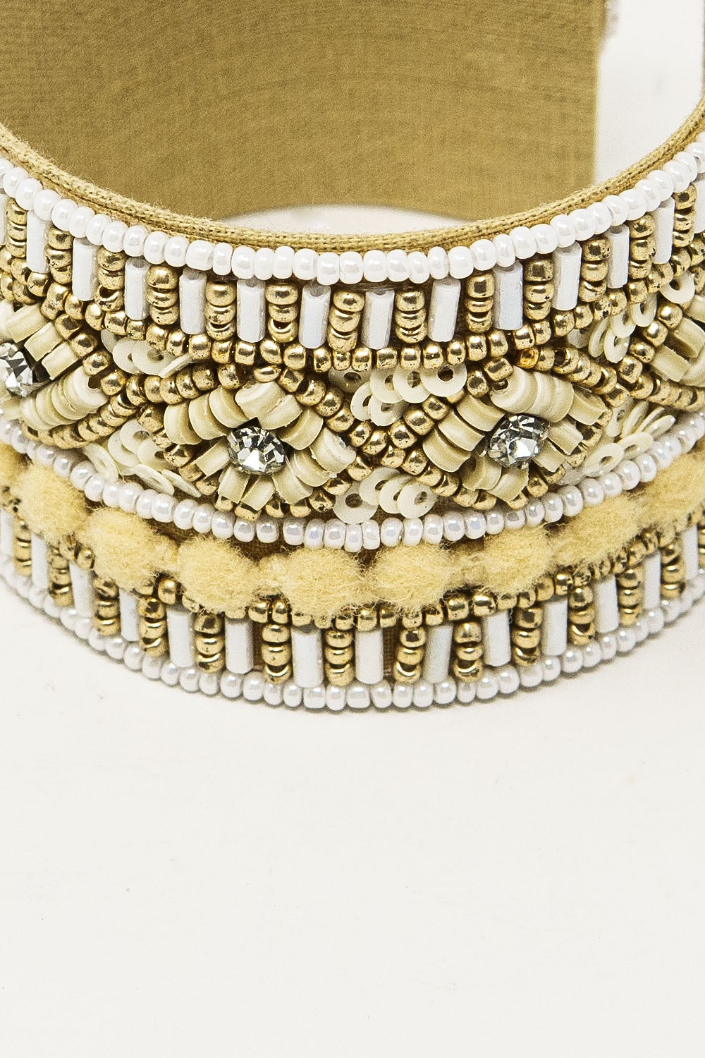 Pulseira aberta em creme com adornos em branco e bege