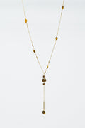 Colar dourado com pormenor de pedra e pendente