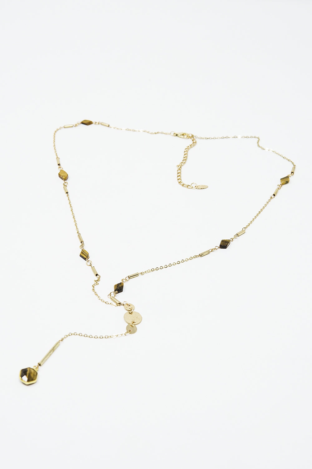 Colar dourado com pormenor de pedra e pendente