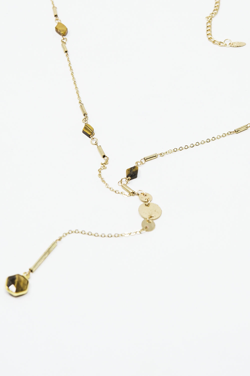 Colar dourado com pormenor de pedra e pendente