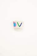 Pulseira de contas abertas em branco com LOVE