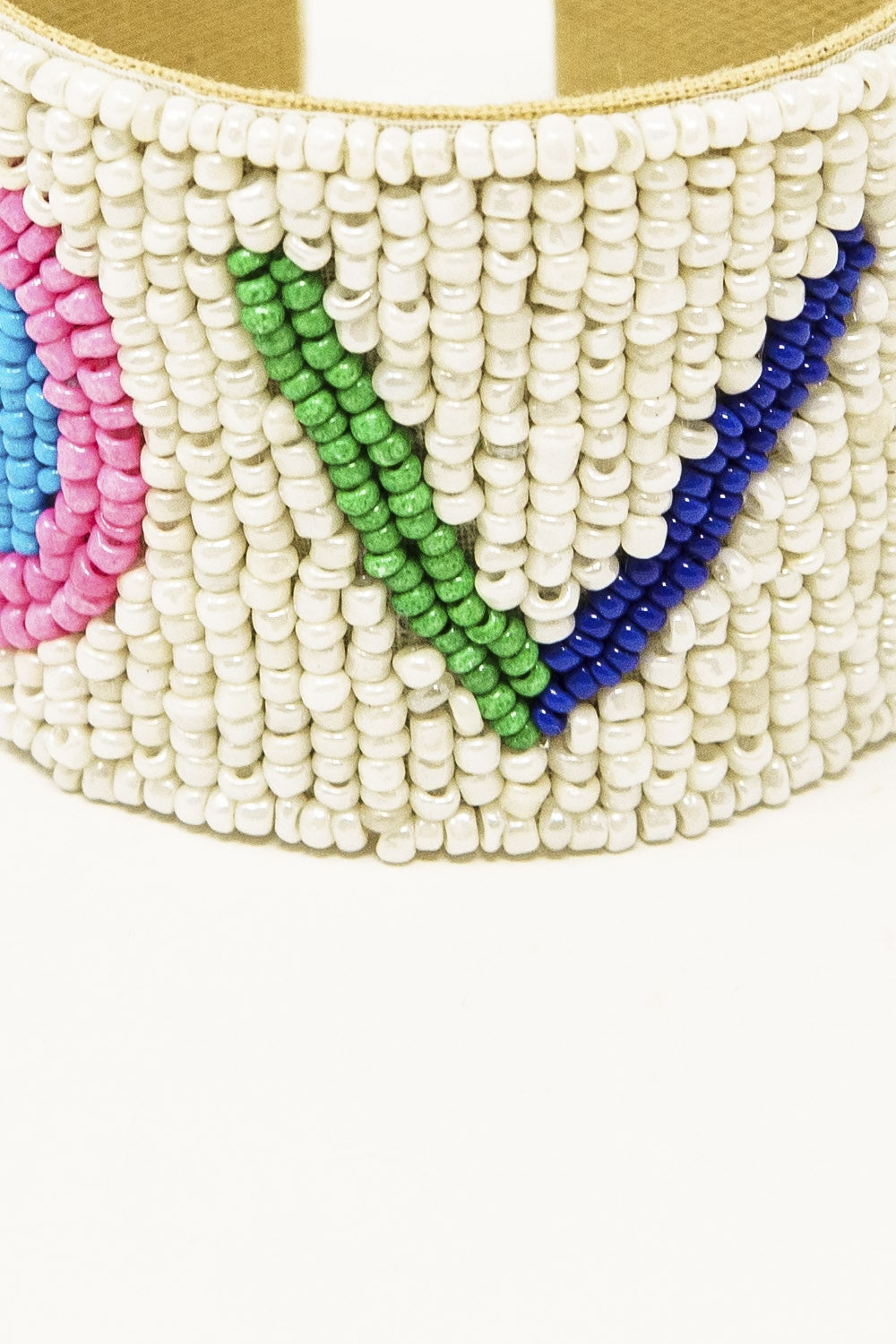 Pulseira de contas abertas em branco com LOVE